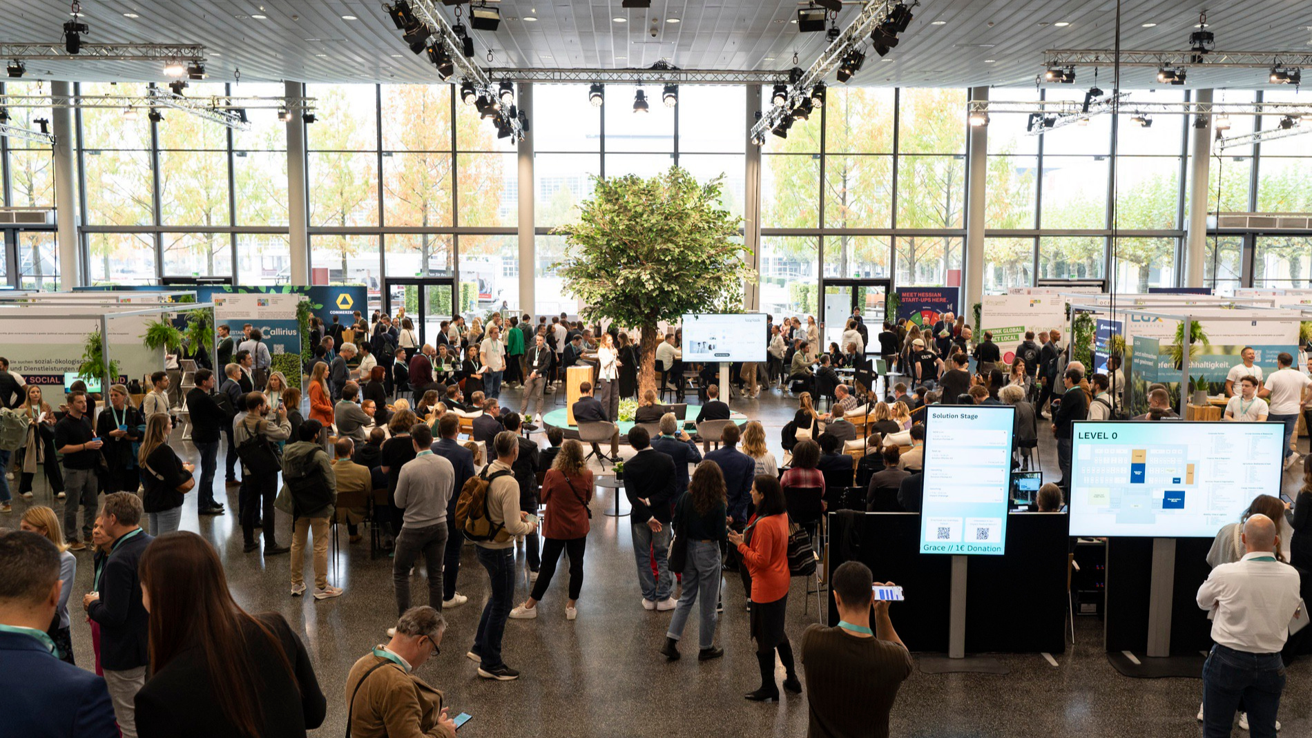 Besucher der Impact Festival im Forum der Messe Frankfurt