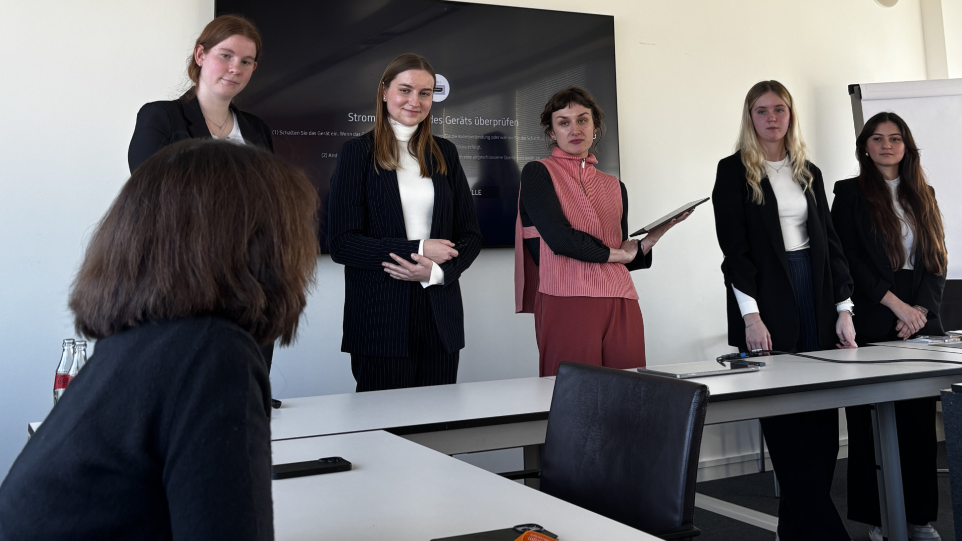 The four students at Messe Frankfurt with Josefine Klaus from the Frankfurt History App (third from left) during the final presentation of their tour.